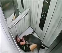 هجوم كلب مجنون على إمرأة داخل مصعد في كولومبيا| فيديو