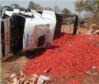 انقلاب سيارة نقل محملة بالطماطم بطريق «بنها - المنصورة» بالقليوبية