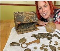 هواية جمع القمامة تمكن امرأة من اكتشاف مجموعة من المجوهرات