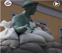 أوكرانيون يحمون تماثيل بلادهم بأكياس الرمل | فيديو 