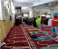 بالصور.. المساجد تستقبل ضيوف الرحمن في أول صلاة تراويح  من رمضان  