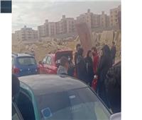 وصول أهالي ضحايا حادث الشيخ زايد لحضور محاكمة كريم الهواري