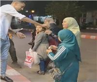 احتفالا بشهر رمضان..  قبطي يوزع الفوانيس على المارة في شوارع قنا