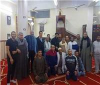 مسلمون وأقباط يحتفلون بافتتاح المسجد العتيق بدماريس بالمنيا 
