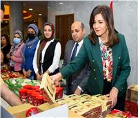 وزارة الهجرة تشارك في تعبئة كراتين حملة «إفطار صائم»      