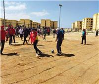 محافظ بورسعيد يشارك الشباب مباراة كرة قدم بمدينة سلام مصر