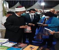 وزيرة الثقافة تشيد بجناح الأوقاف في معرض فيصل للكتاب