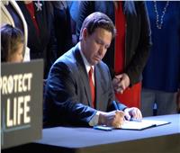 حاكم فلوريدا يوقع قانونا بحظر الإجهاض بعد 15 أسبوعًا من الحمل