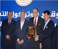 اللجنة الأوليمبية تكرم الدكتور أسامه ابوزيد رئيس نادي الشمس