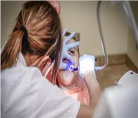 طبيبة أسنان: التسوس مرض معد وينتشر بالتقبيل | صور