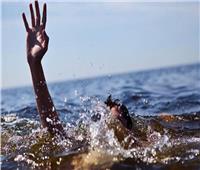 شرطى ينقذ طفلة من الغرق بعد أن إنزلقت قدمها وسقطت فى النيل