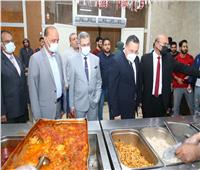 رئيس جامعة الإسكندرية يشارك طلاب المدينة الجامعية إفطار رمضان