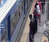 العناية الإلهية تنقذ فتاة بين القضبان أثناء مرور القطار