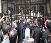 بسبحة ومصحف.. حسن راتب في قفص المحكمة قبل الحكم عليه