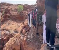 ظل عالقًا 30 ساعة.. لحظة إنقاذ شاب سعودي علق في شق صخري| فيديو
