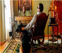 أكرم حسني يوجه تحية لصالح سليم في فيلم «الشموع السوداء»