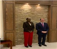 السفير المصري في جوبا يلتقي وزيرة الدفاع بدولة جنوب السودان