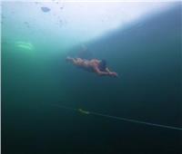 سيدة تسبح ٣٠٠ قدم تحت الجليد لتحطم رقماً قياسياً