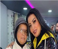 سمية الخشاب تشيع جثمان والدتها.. وأقاربها يعتدون على الصحفيين