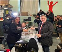 الانتخابات الفرنسية| مرشح اليسار الخاسر يدلي يصوت لصالح ماكرون