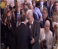 الرئيس السيسي يصافح حمدين صباحي وعدد من السياسيين في نهاية إفطار الأسرة المصرية