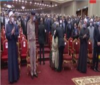 السيسي يقبل رأس الدكتور أحمد عمر هاشم في احتفالية «ليلة القدر»