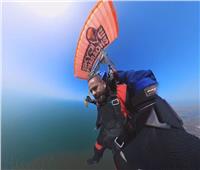 «القرموطي» عقب تجربة القفز المظلي من ارتفاع 15 ألف قدم: «أنا جامد»| فيديو