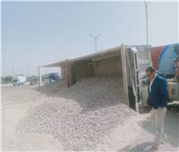 انقلاب سيارة نقل ثقيل محملة بالرمال بطريق مطار برج العرب| صور