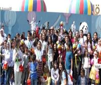 الرئيس السيسى يلتقط صورة جماعية مع أبناء الشهداء خلال الاحتفال بعيد الفطر