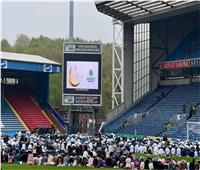 إقامة صلاة العيد لأول مرة على أرضية ملعب ناد إنجليزي| فيديو