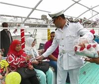 «شرطة المسطحات» توزع الهدايا على المواطنين احتفالا بعيد الفطر | صور 
