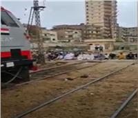 صلاة العيد فوق قضبان السكة الحديد .. يقظة سائق القطار تمنع كارثه بشرية| فيديو