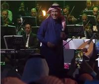 لأول مرة.. شاهد رقص الفنان العربي «محمد عبده» على موسيقى «فوق هام السحاب»