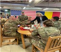 زوجة الرئيس الأمريكي تزود الجنود الأمريكيين بالجبن والمكرونة 