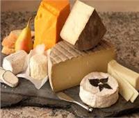 «اخصائية تغذية» تُحذّر هؤلاء الأشخاص من تناول الجبن