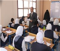 وكيل «تعليم قنا» يتابع سير الامتحانات بعدد من المدارس الابتدائية والإعدادية