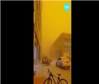 سماء مدينة شنجهاي تتحول إلى اللون الأحمر| فيديو