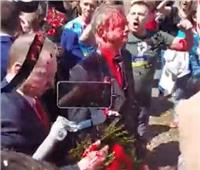 موقف محرج.. السفير الروسي لدى بولندا يتعرض للرشق بالطلاء الأحمر| فيديو