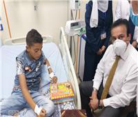 خالد عبدالغفار يقدم هدايا تذكارية لأطفال العناية بمستشفى شربين المركزي 