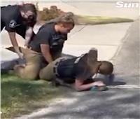 فيديو يحبس الأنفاس.. ضابطات شرطة لحظة الإمساك بـ«تمساح»