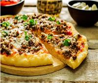 غداء اليوم.. طريقة عمل البيتزا باللحمة المفرومة والجبنة الموتزاريلا