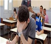 طلاب أولى ثانوي يؤدون امتحان نهاية العام في مادة الرياضيات «ورقيًا والكترونيًا»