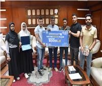 رئيس جامعة الأقصر يكرم الطلاب الفائزين بمسابقة «صعيد مصر في قلب الحدث»