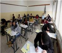 طلاب أولى ثانوي عام يؤدون امتحان الأحياء ورقيًا والكترونيًا «اليوم»