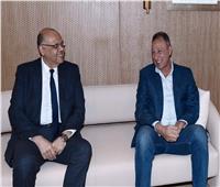 السفير المصري وطاقم السفارة في استقبال بعثة الأهلي بالمغرب