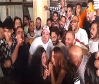 تامر حسني وفريق عمل فيلمه الجديد «بحبك» يحتفلون بانتهاء التصوير