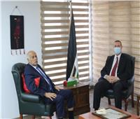 سفير فلسطين لدى مصر يستقبل أمين سر حركة «فتح» خلال زيارته للقاهرة 
