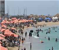 هربًا من موجة الحر.. توافد آلاف الزوار على شواطئ الإسكندرية