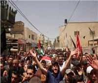 مئات الفلسطينيين يشيعون جثمان الصحفية غفران وراسنة 