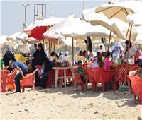 شاطئ بورفؤاد يشهد إقبالاً كبيراً من المصطافين  لقضاء عطلة نهاية الأسبوع 